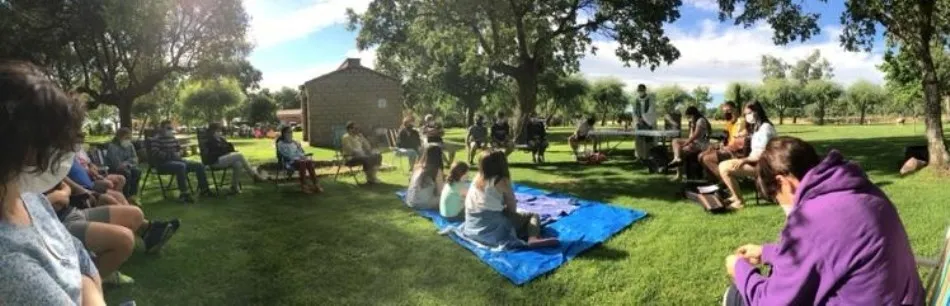 Foto 3 - Las piscinas de Alba de Yeltes acogen una convivencia del Seminario y la Delegaci&oacute;n de Familia  