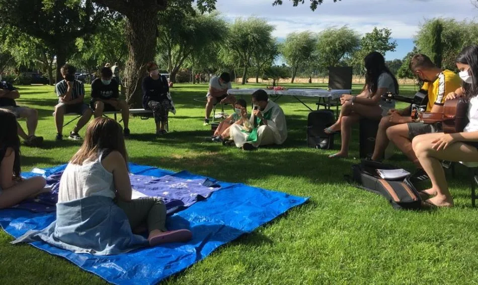 Las piscinas de Alba de Yeltes acogen una convivencia del Seminario y la Delegación de Familia  