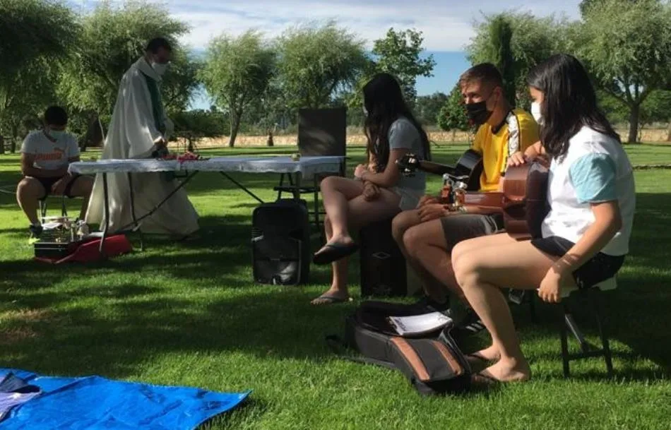 Foto 2 - Las piscinas de Alba de Yeltes acogen una convivencia del Seminario y la Delegaci&oacute;n de Familia  