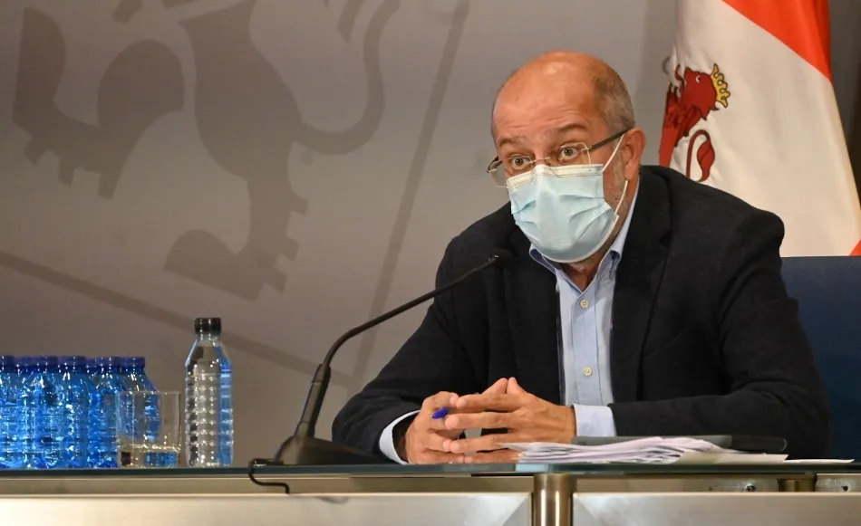 La Junta prohíbe el consumo de pie, reduce el aforo y adelanta la hora de cierre del ocio nocturno ...