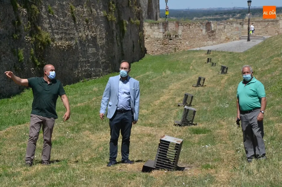 Reparados los focos del foso que conecta la Puerta del Conde con la de Amayuelas  