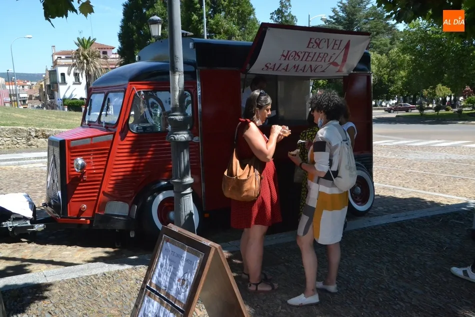 La Escuela de Hostelería de Salamanca se promociona invitando a pinchos a los mirobrigenses  