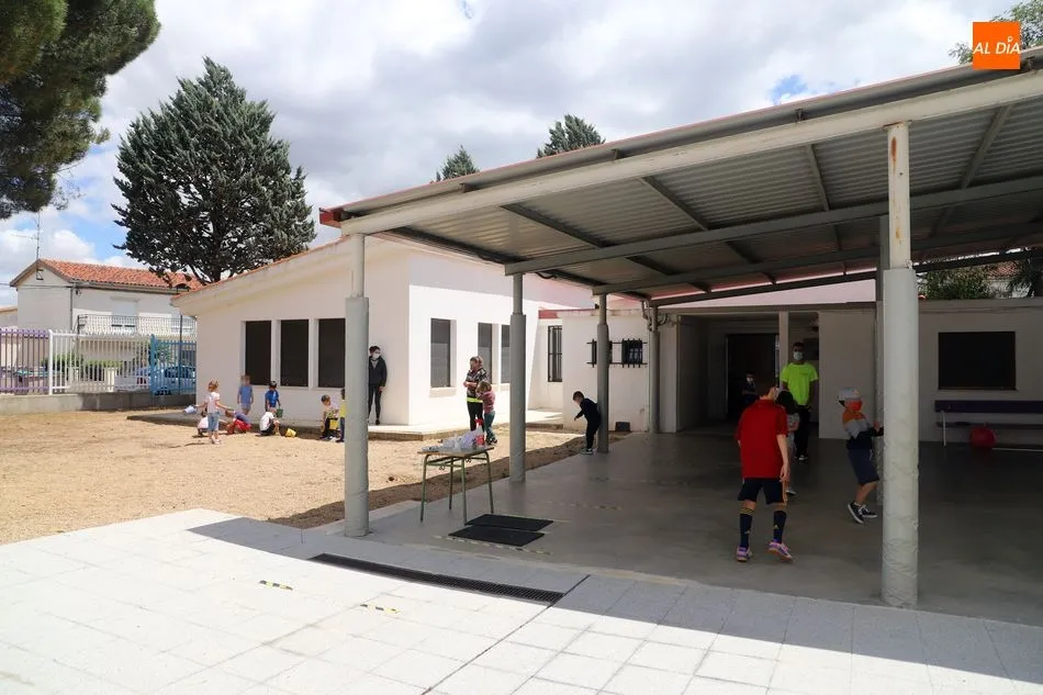 Nuevo porche en el patio del colegio de Nuevo Naharros, en el término municipal de Pelabravo. Foto de Lydia González