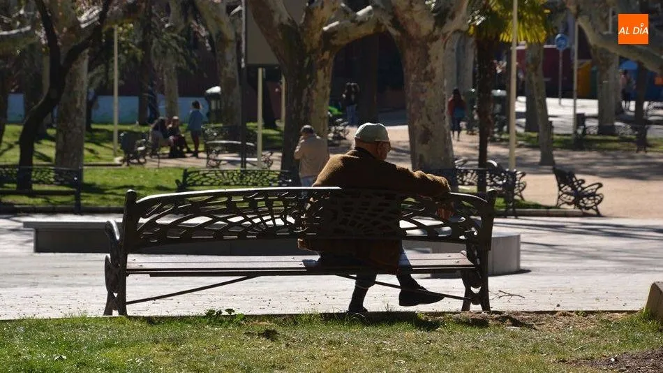 Un hombre sentado en un banco en una imagen de archivo