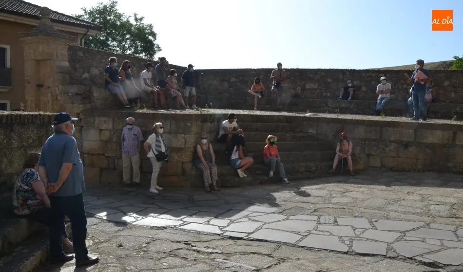 Una treintena de personas recorre bajo un sofocante calor los lugares clave del Sitio de 1810  