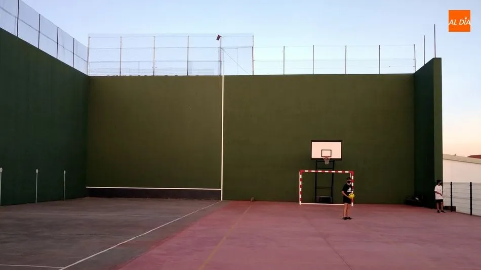 Unos niños juegan en el remodelado frontón municipal / E. Corredera