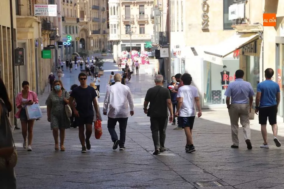 Viandantes en la calle Toro, cerca de la Plaza Mayor. Foto de Lydia González