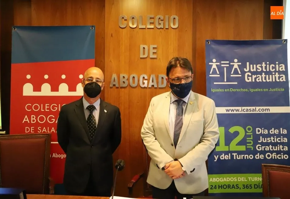 El decano del Colegio de Abogados de Salamanca, Javier Román Capillas, junto a Moisés Cabrera Ramos, diputado de la Junta de Gobierno del Colegio y responsable del Turno, han presentado el balance de este servicio. Foto de Lydia González