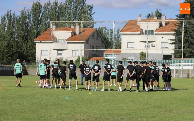 Primera charla de esta pretemporada para Unionistas, en el anexo a las Pistas. Foto de Lydia González