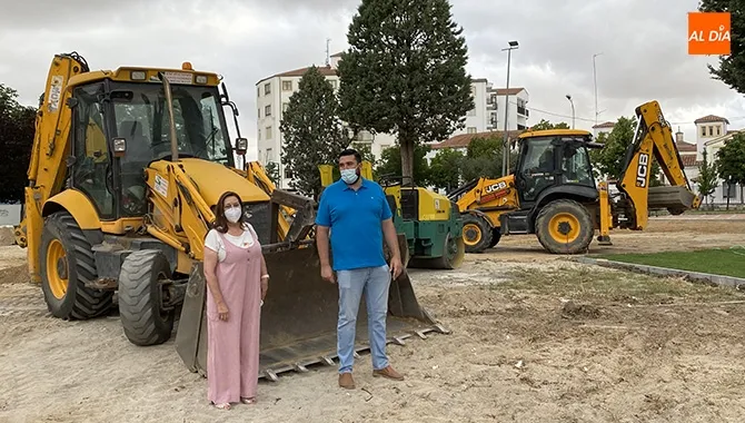 La alcaldesa Carmen Ávila y el concejal de Urbanismo, Antonio Poveda, presentaban las nuevas reformas en el parque La Huerta