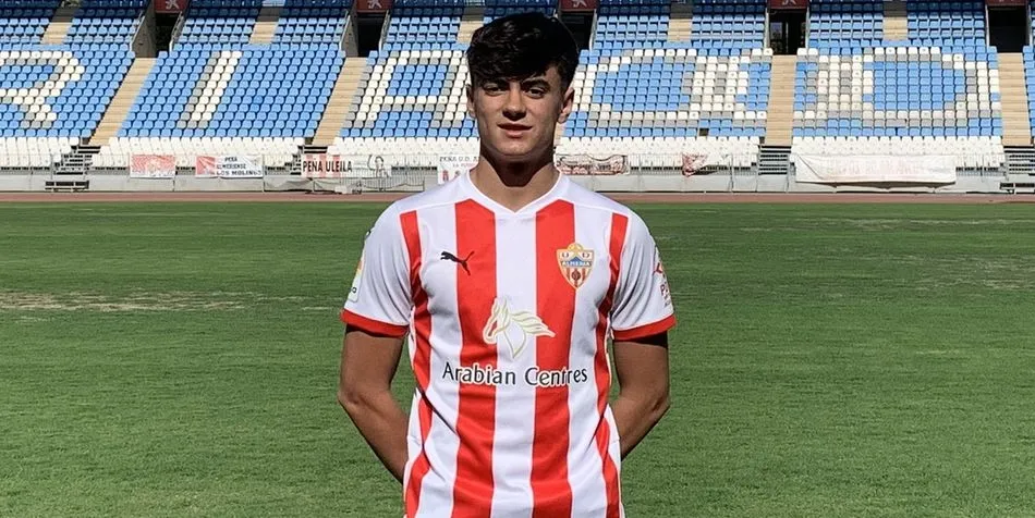 Jorge De Vicente Tronco con la camiseta de su nuevo equipo, la UD Almería de División de Honor Juvenil
