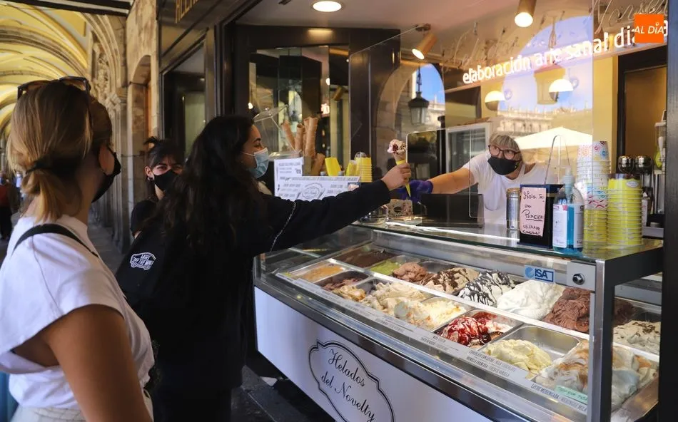 Un grupo de jóvenes en la Heladería del Novelty/ Lydia González