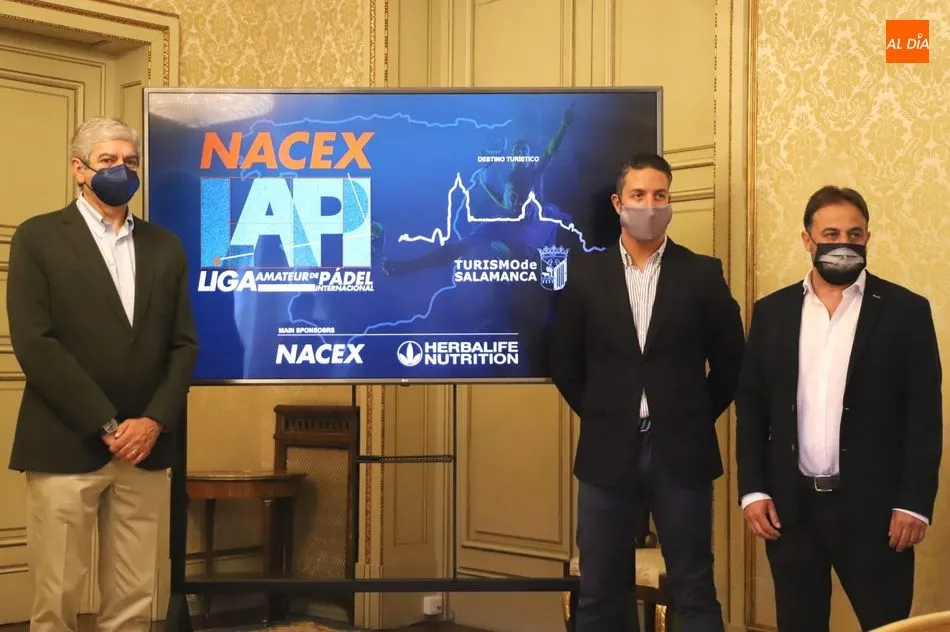 Los concejales de Turismo y de Deportes, Fernando Castaño y Javier García Rubio, han presentado el Máster Final 2022 de la Liga Amateur de Pádel Internacional (LAPI). Foto de Lydia González