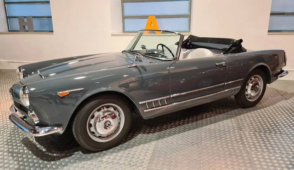 Alfa Romeo 2000 Spider, del año 1961, carrozado por Touring y que representa el lujo, el diseño y la exclusividad de los vehículos históricos