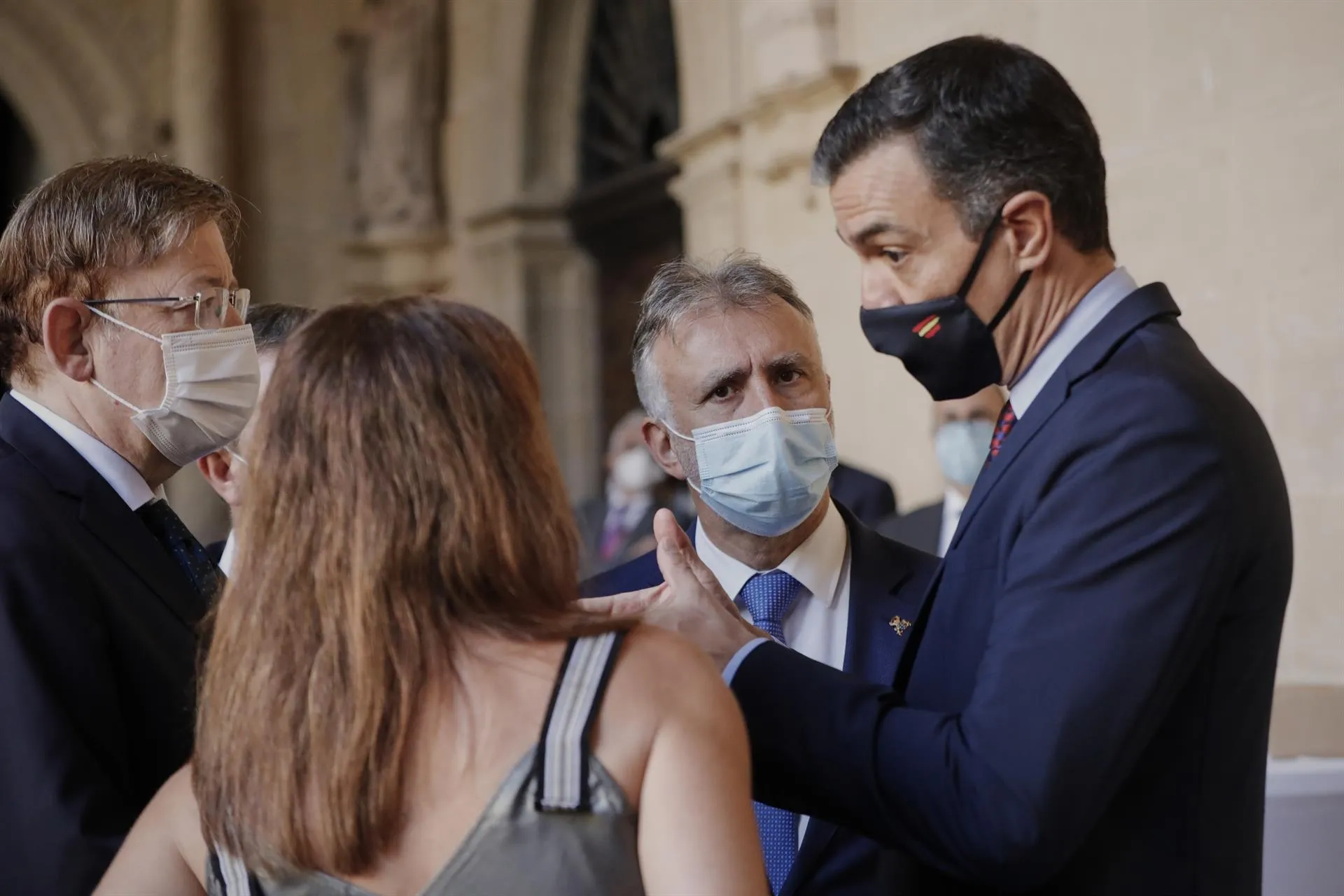 El presidente del Gobierno, Pedro Sánchez, conversa con varios presidentes autonómicos en una imagen de archivo. Foto: EP