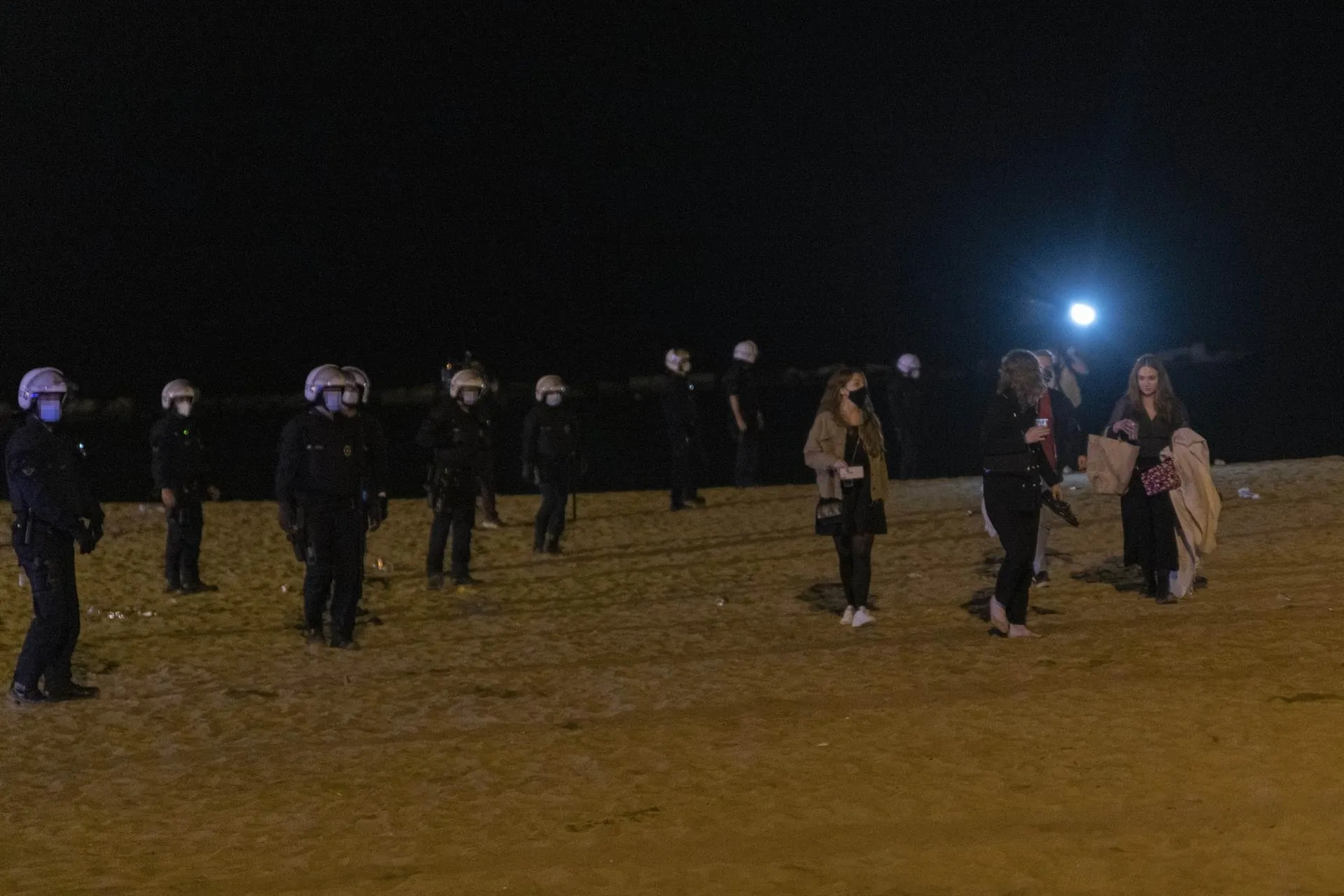 Varios agentes de la Guardia Urbana de Barcelona, frente a jóvenes en ambiente festivo. Foto: EP