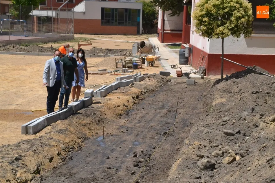 La creación de un camino en el patio de San Francisco, entre las obras veraniegas en los colegios  
