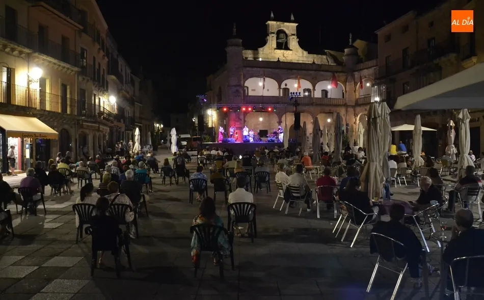 Crece la asistencia a la segunda velada del Festival de Folklore  