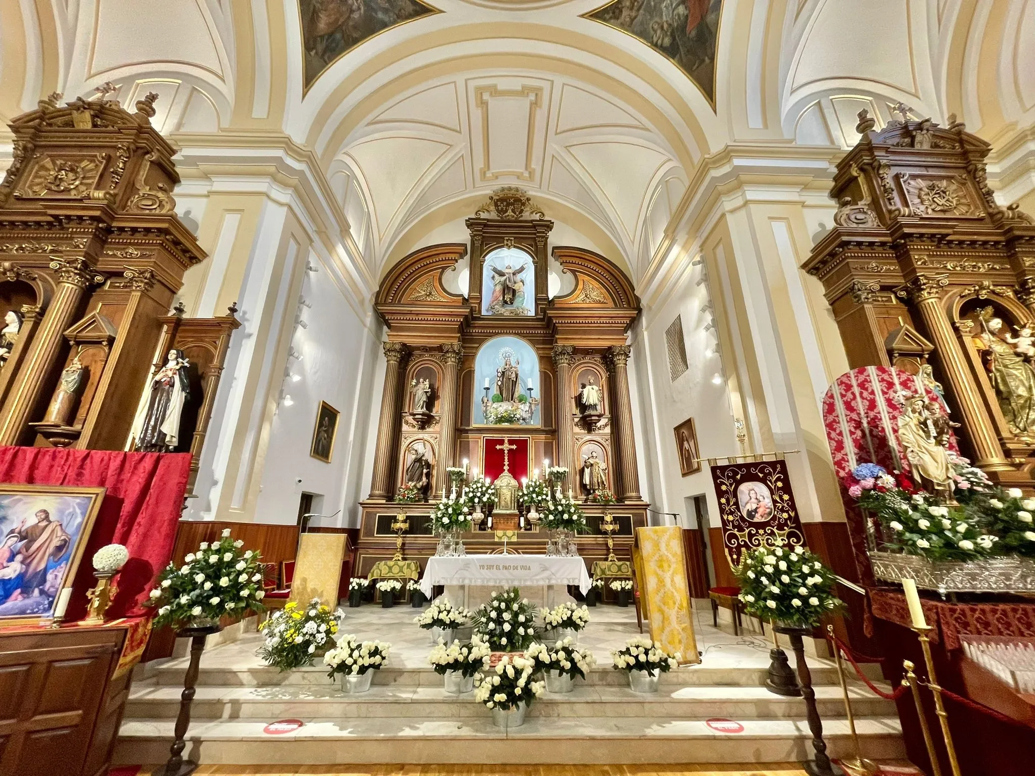 Una familia madrileña dona un millar de rosas blancas a la Virgen del Carmen de Alba de Tormes con ...