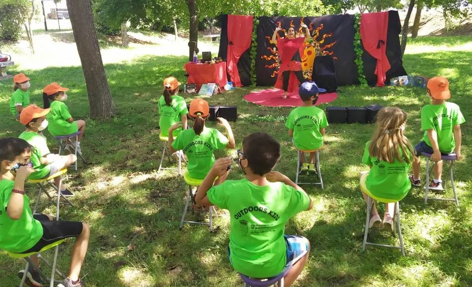 Finaliza el primer turno de Outdoor Kids con un espectáculo teatral de Charo Jaular  
