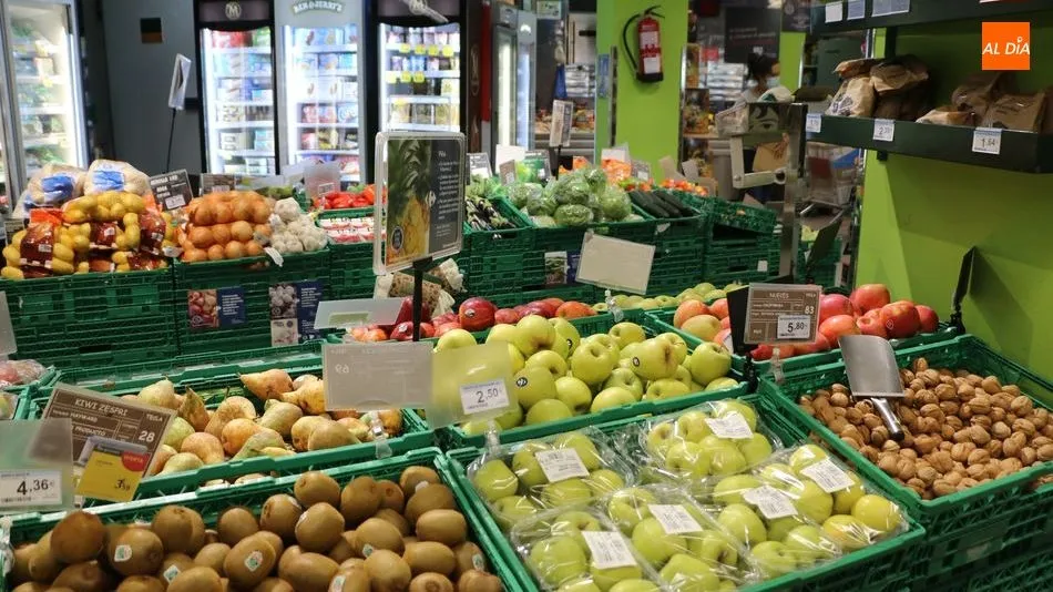 Amplio surtido en fruta de temporada, hortalizas y verduras / CORRAL