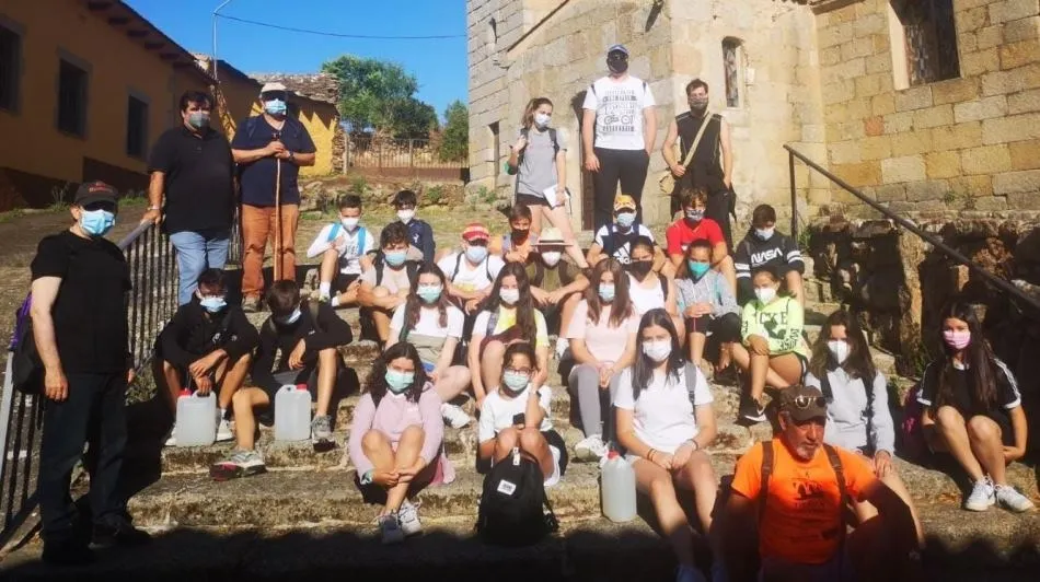 Unas 40 personas participan en la XIII Marcha del Manantial  