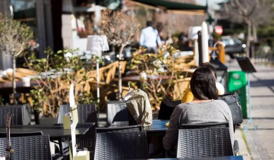 Una joven sentada en una terraza