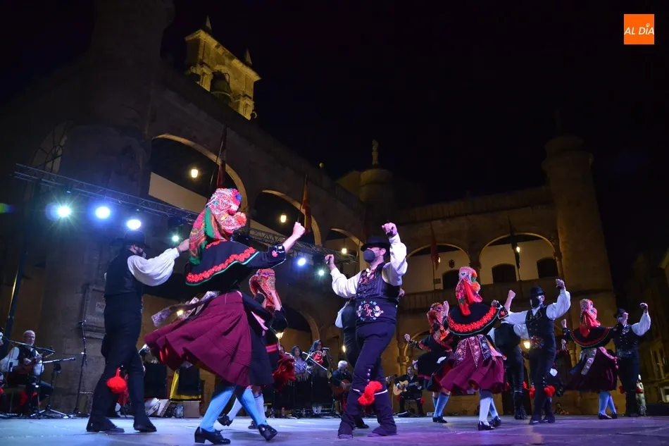 Espléndida noche de bailes cacereños en la Plaza Mayor de la mano de la Asociación El Redoble  