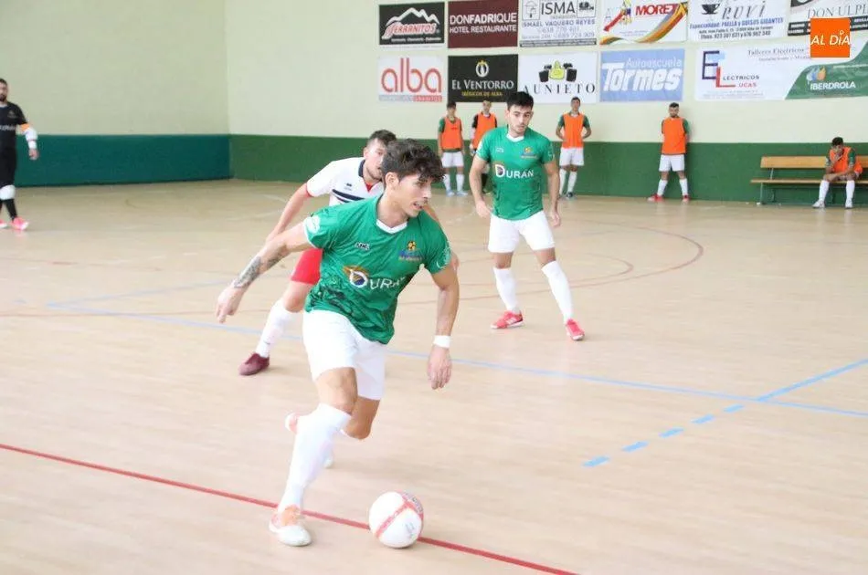 Raúl Herrero, con el balón, durante un partido con el Piensos Durán Albense / Archivo