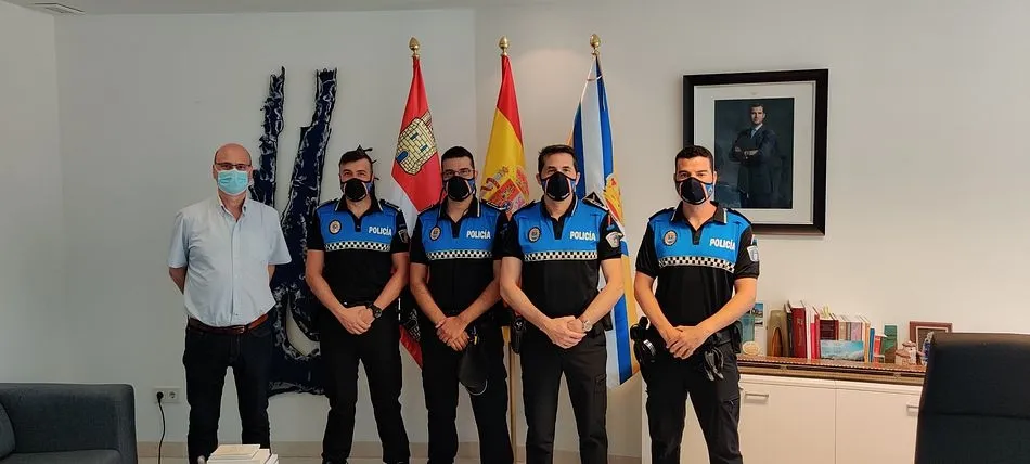 Tres nuevos agentes y un subinspector de la Policía Local toman posesión de sus cargos en Santa...