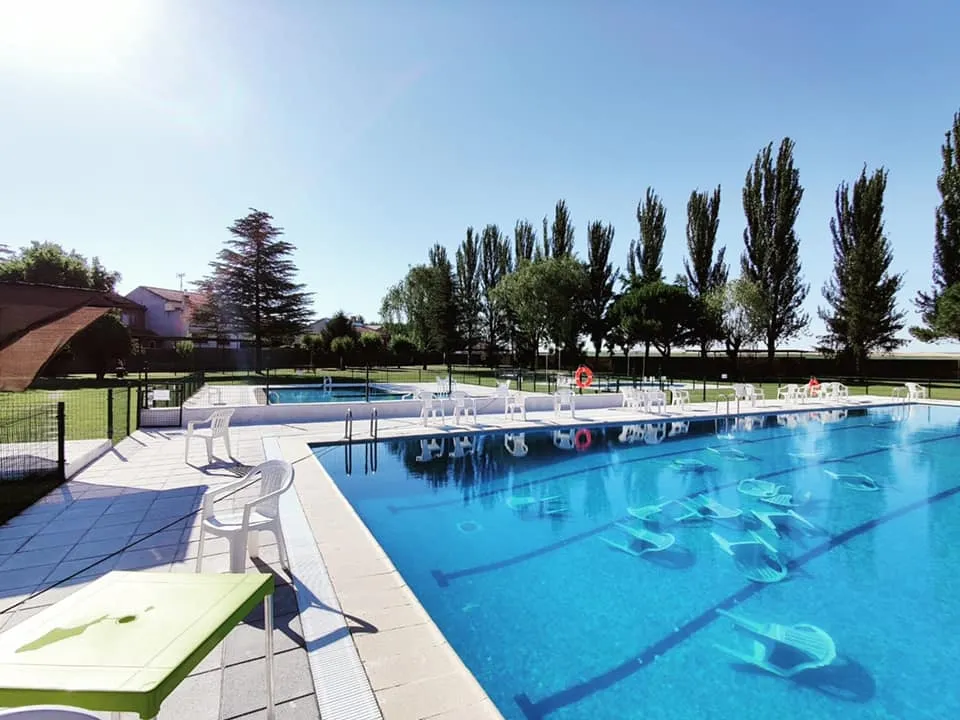 Mesas y sillas a remojo en la piscina de Villoria  