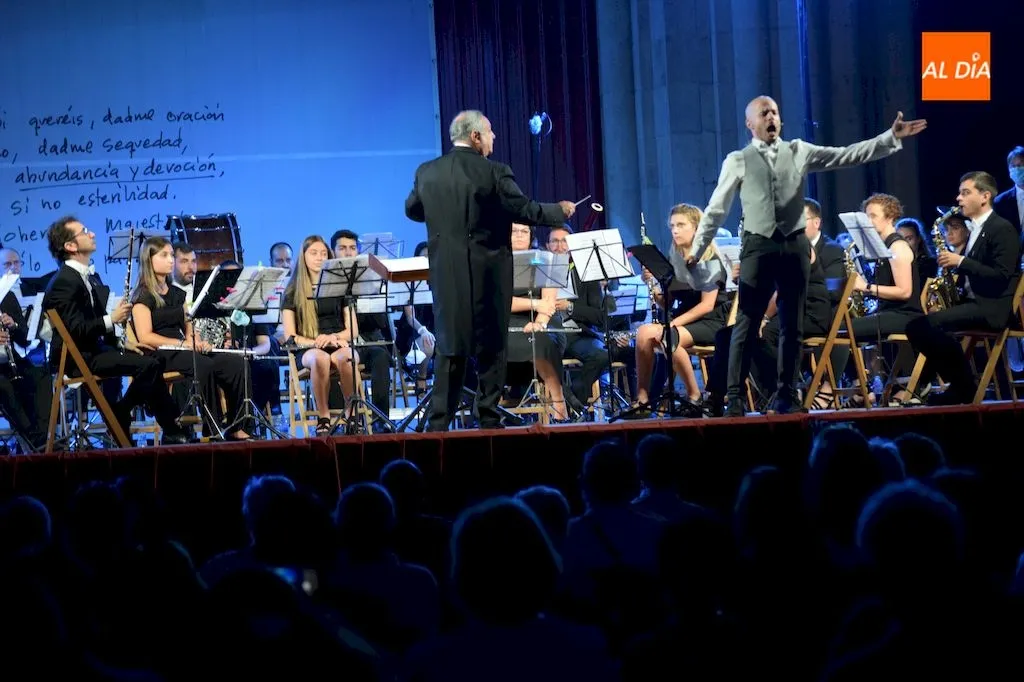 Actuación del barítono Alberto Martínez junto a la Banda de Música de Alba de Tormes / Pedro Zaballos