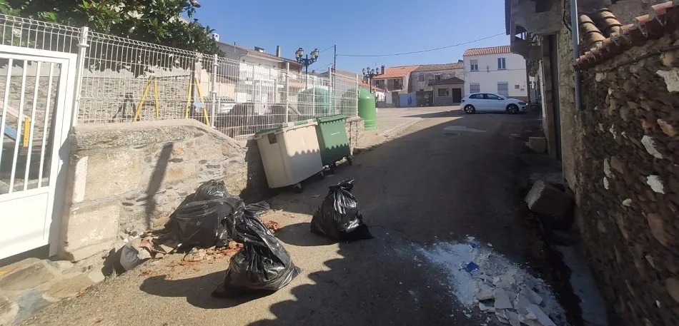 Imagen tomada por los vecinos tras el paso del camión de la basura