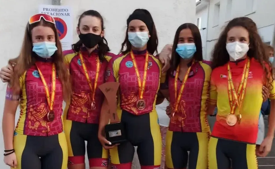 La Escuela de Ciclismo Salmantina logra un doble bronce con Castilla y León de Claudia Parra en el ...