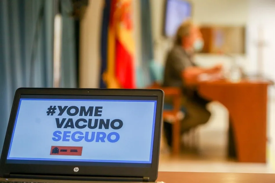Una pantalla en la que se lee: `Yo me vacuno seguro, en una rueda de prensa para informar sobre la pandemia de Covid-19, a 12 de julio de 2021, en el Ministerio de Sanidad