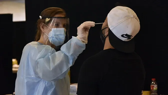 Sanidad calcula que el 75% de casos en la quinta ola tiene menos de 40 años