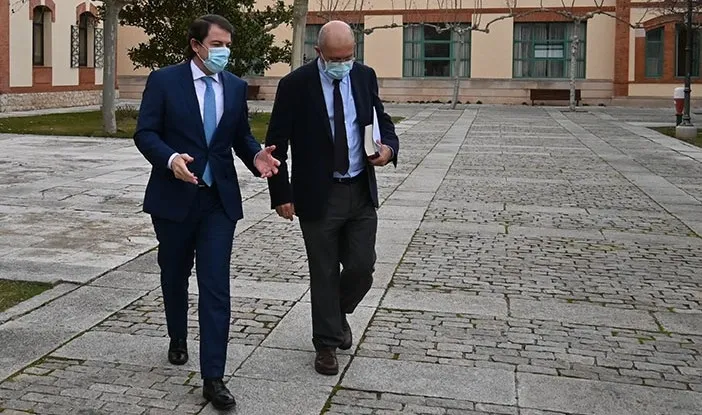 La Junta cierra el interior de la hostelería a las 01.30 horas y clausura por las noches los...