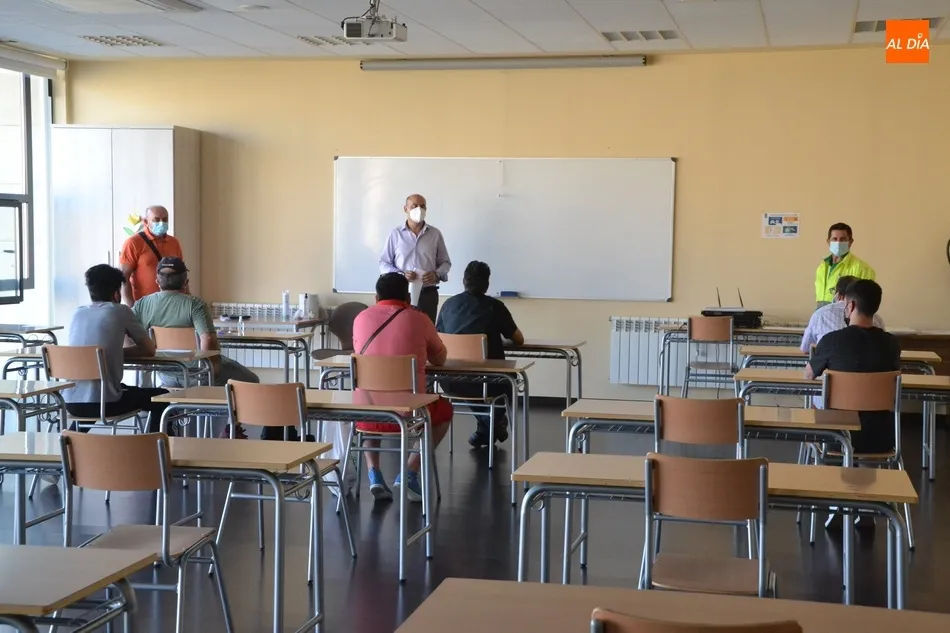 Ocho de los nueve presentados superan el primer examen para la plaza fija de peón de Jardinería  