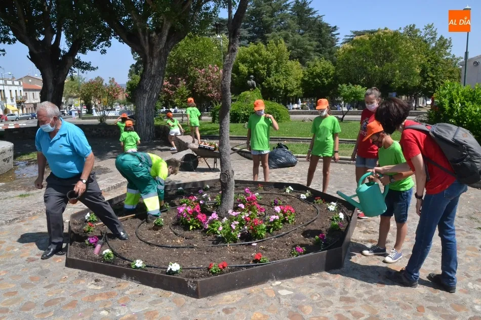Comienza el nuevo turno de Outdoor Kids plantando petunias en la Glorieta del Árbol Gordo  
