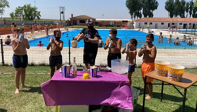 Teo Marcos ofrecía un original taller de creación de cócteles a los integrantes de los Campamentos Urbanos