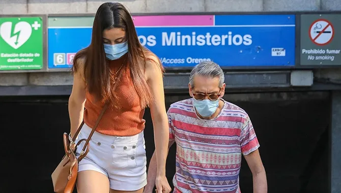 Sanidad notifica 30.587 casos y 18 muertes, mientras la incidencia continúa su escalada hasta 644
