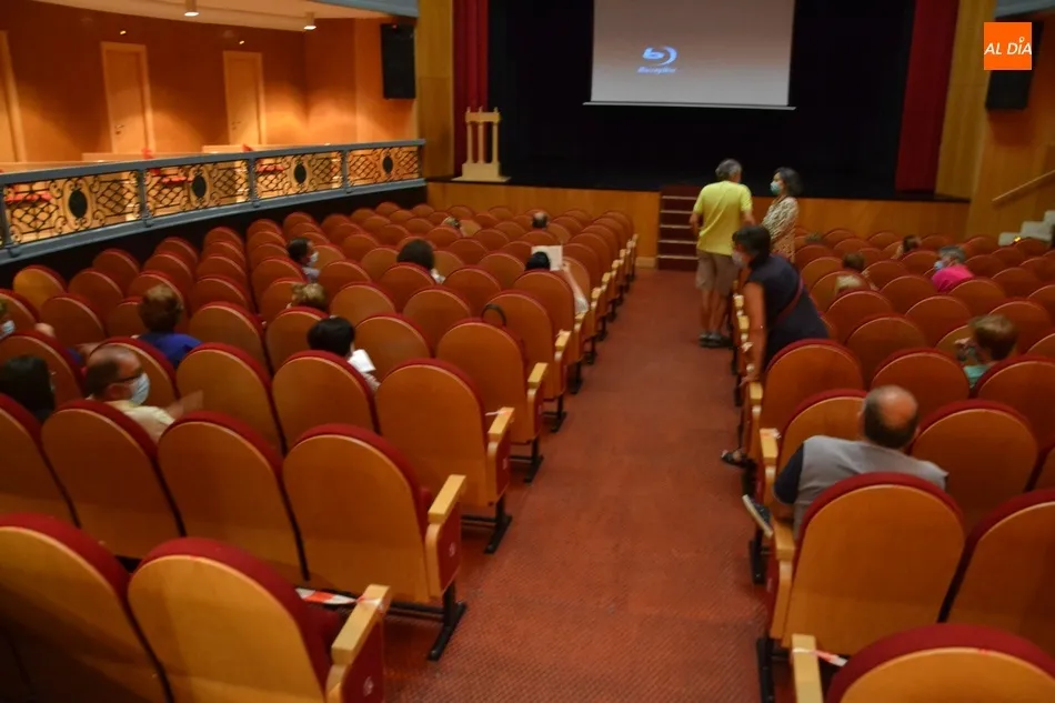 Una veintena de personas visiona el mítico documental de Buñuel sobre Las Hurdes  