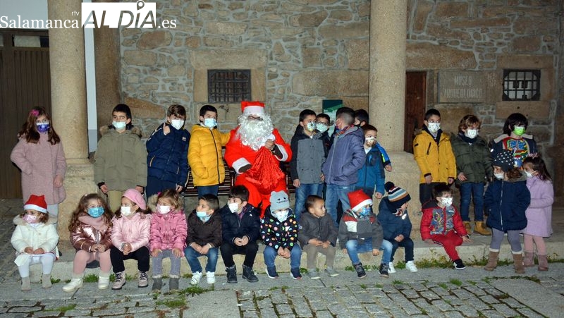 Los niños de Lumbrales reciben con emoción la visita de Papá Noel