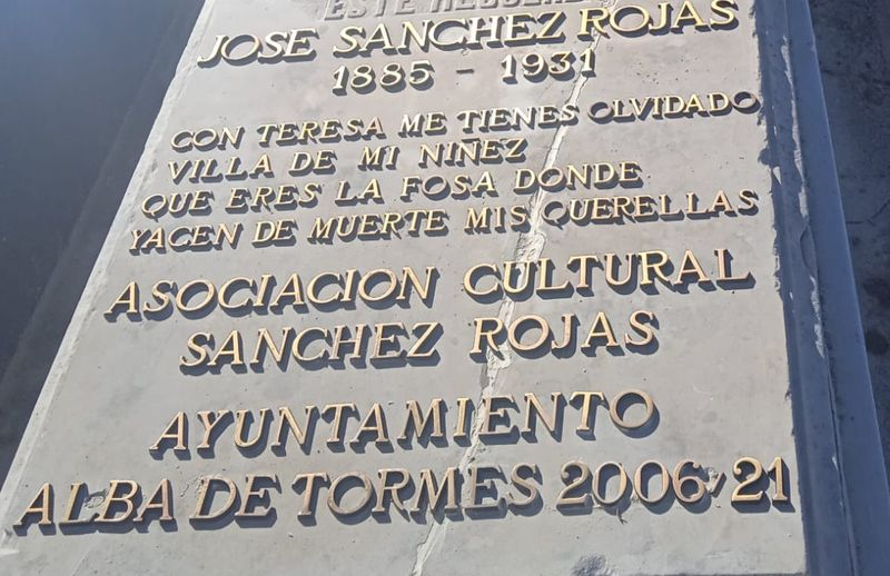El Ayuntamiento restaura la sepultura de José Sánchez Rojas