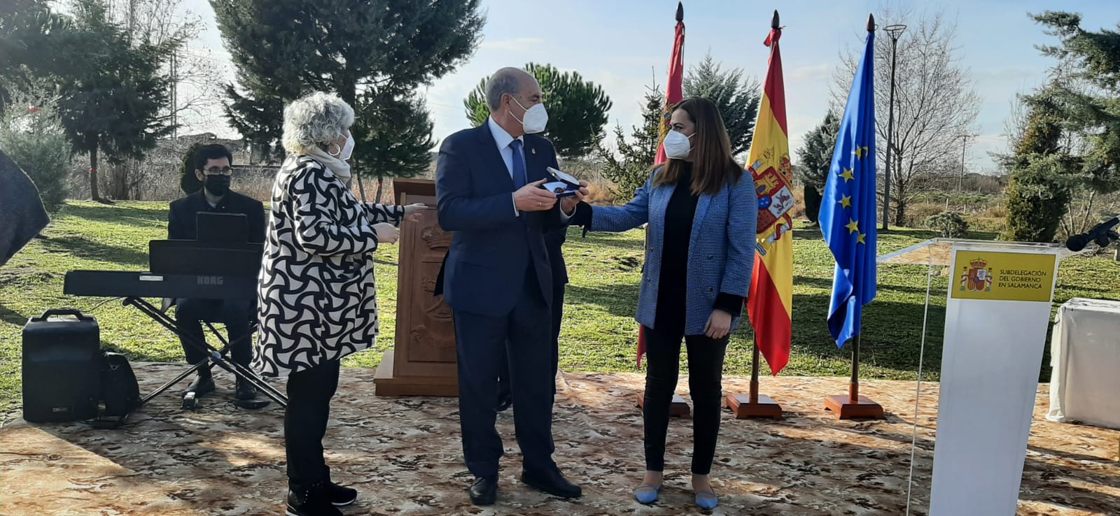 La corporación de La Fuente de San Esteban recibe la medalla al mérito de la protección civil en el 43º aniversario del accidente ferroviario de Muñoz  