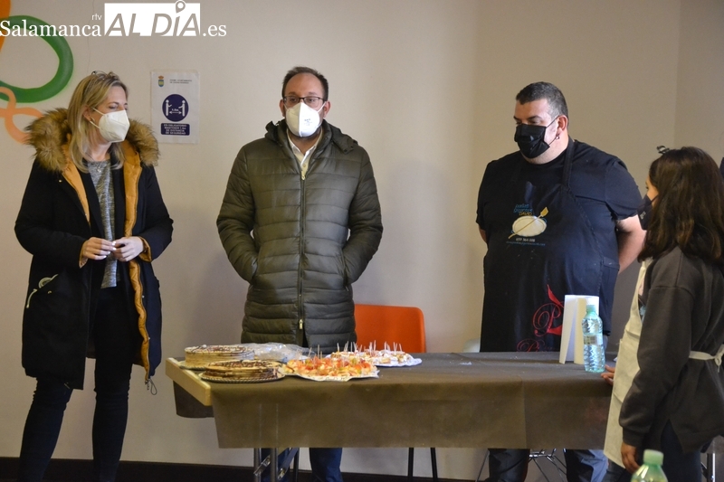 Las participantes en el taller de cocina completan la actividad con canapés y una tarta de obleas
