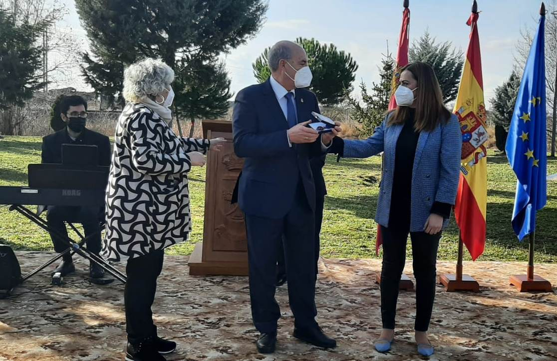 Entregada la Medalla al Mérito por la actuación ciudadana tras el trágico accidente de Muñoz