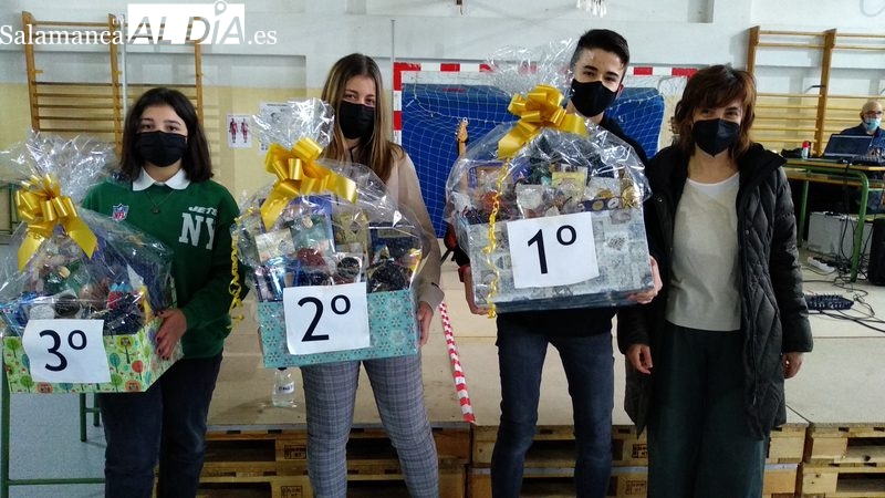 El IES Campo Charro entrega los premios a los ganadores del concurso de postales navideñas