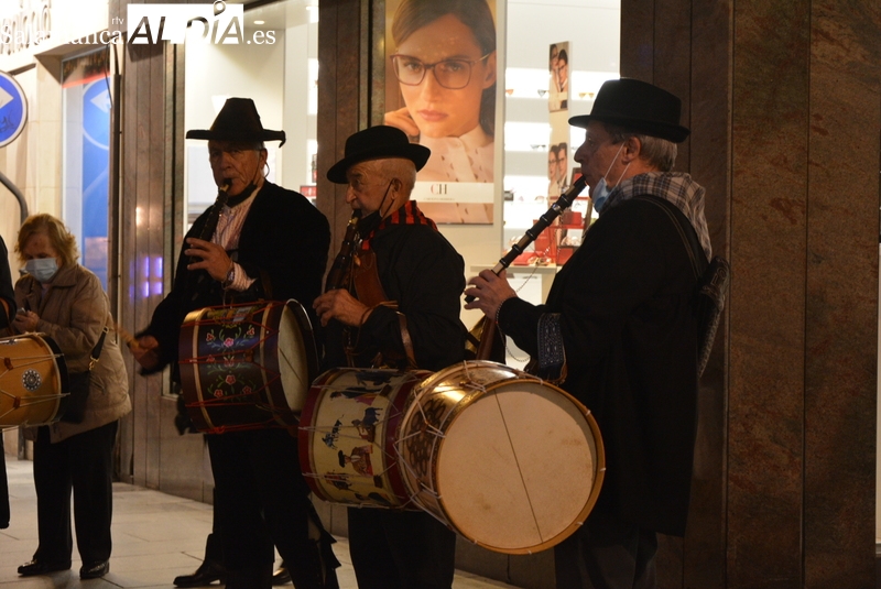 Las asociaciones vecinales animan la Navidad con los sones de los tamborileros