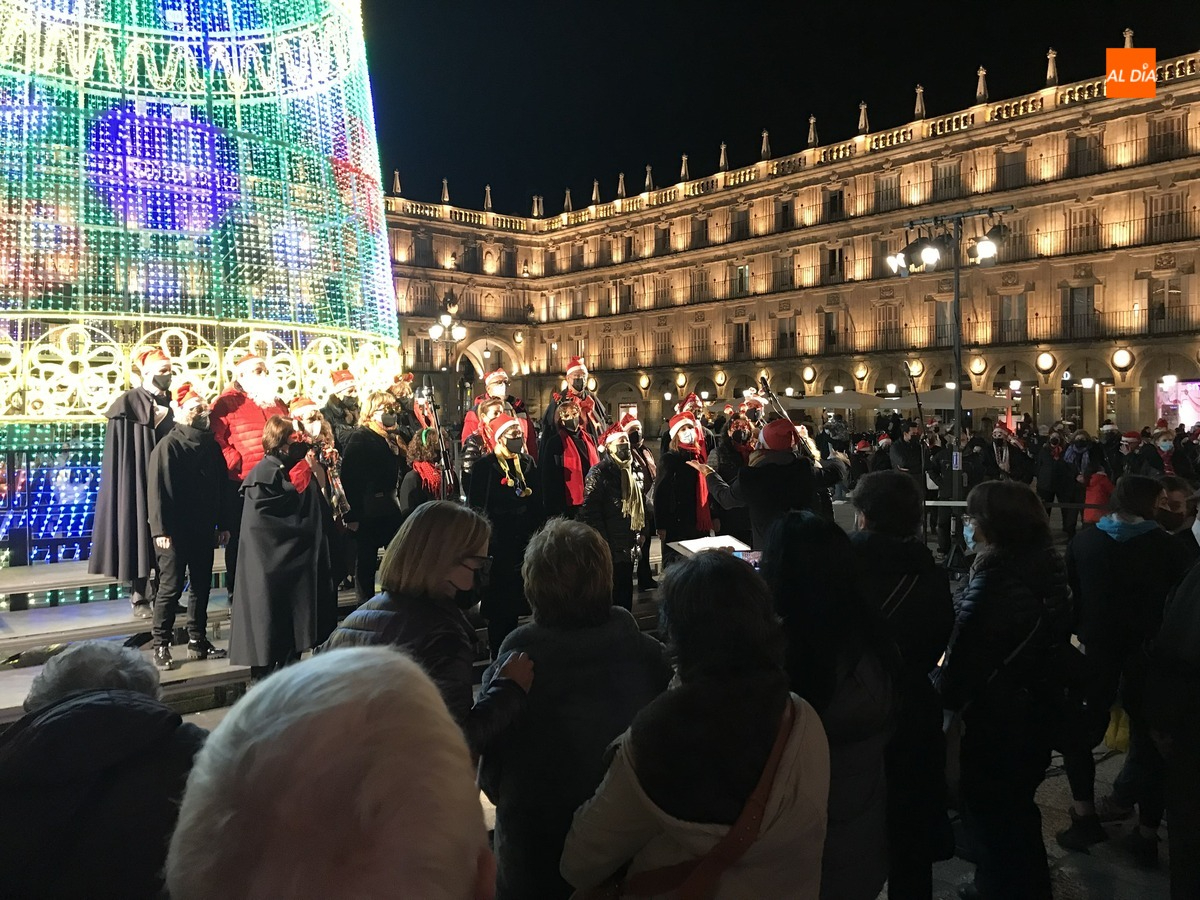La Coral Polifónica Ciudad de Salamanca inunda la Plaza Mayor de música navideña 